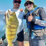 dois pescadores e um tucunaré