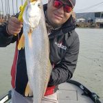 saul guia de pesca segurando uma pescada branca