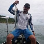 cliente do saul guia de pesca mostrando uma ubarana