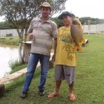 pescador segurando um pacu