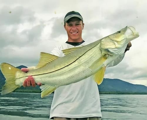 joão guia de pesca em pontal do sul segurando um grande exemplar de robalo flecha