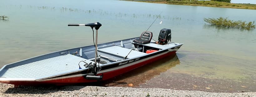 barco de pesca atracado na beira do rio